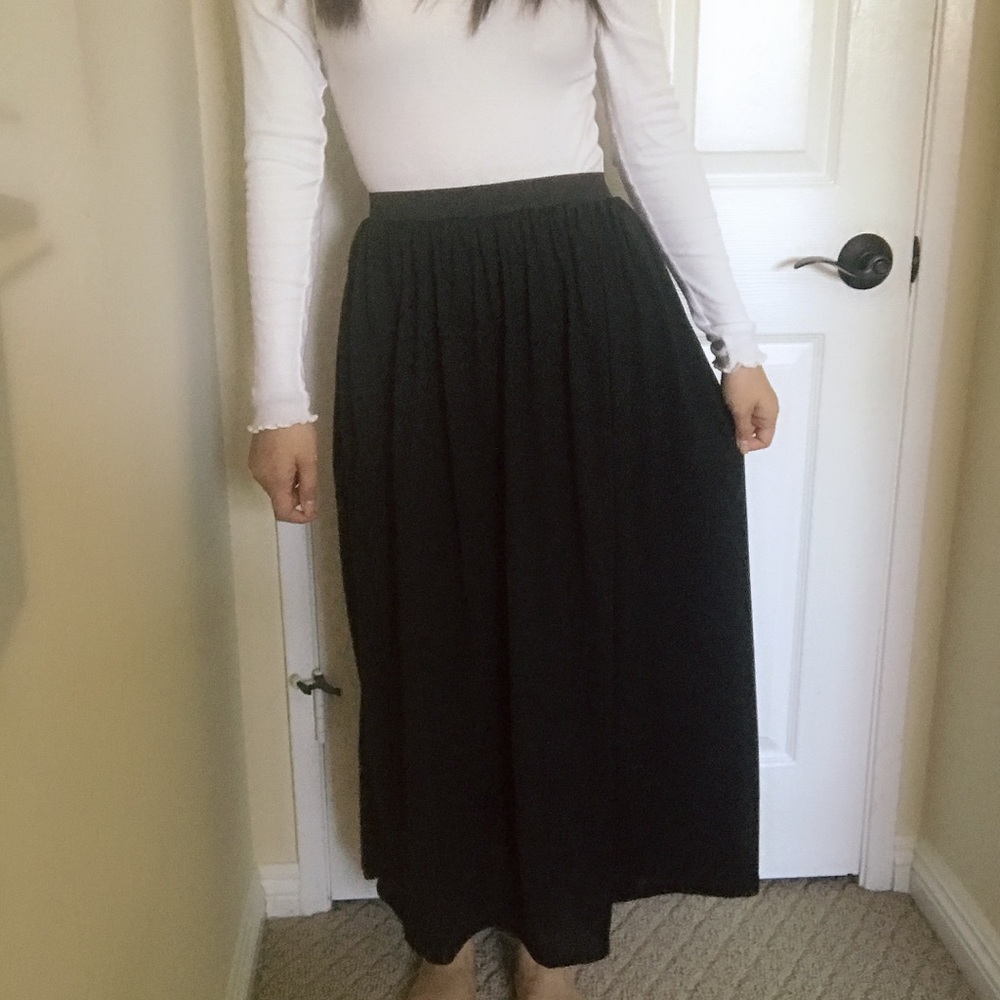 Simple black maxi skirt!!